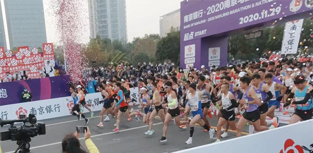 南京马拉松赛道上激情开跑