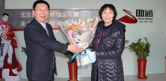 服务业协会副会长、北京家政协会会长穆会长(右)与四通公司陈董事(左)合影