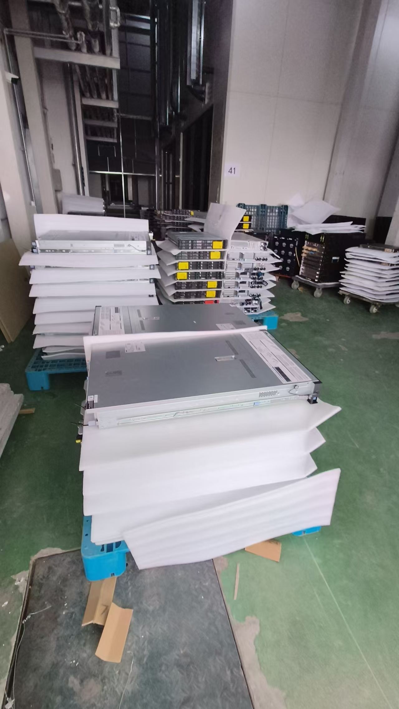 北京商业中庭装饰吊装,商业综合体内中庭装饰构件夜间吊装方案,商场不停业吊装施工安全防护措施