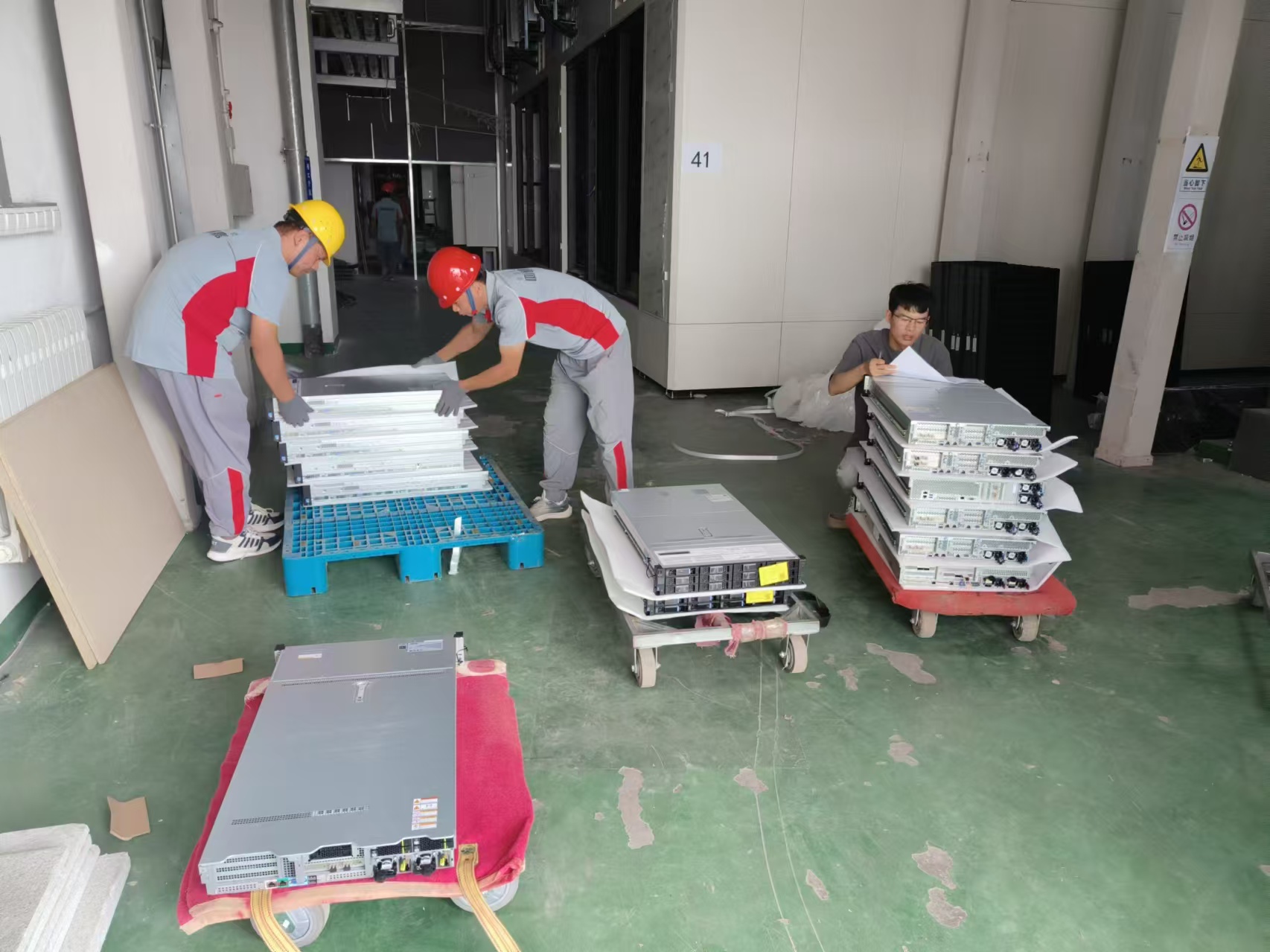 西安古城商户招牌搬迁,古城商户招牌匾额保护性拆装,传统商业构件搬迁修复与安装